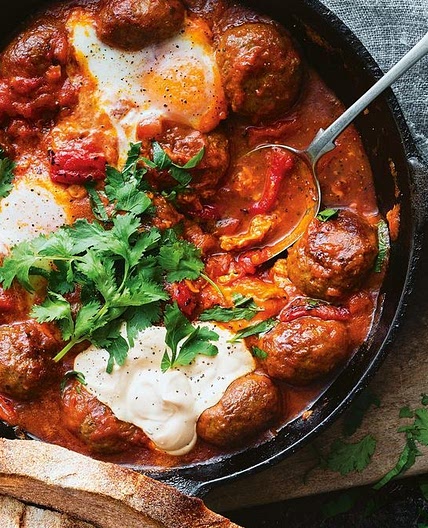 Spicy tomato and capsicum meatball shakshuka