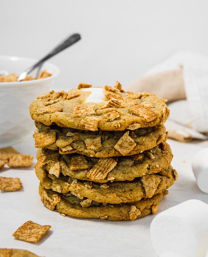 {Nostalgic} Cinnamon Toast Crunch Cookies with Hidden Marshmallow Filling