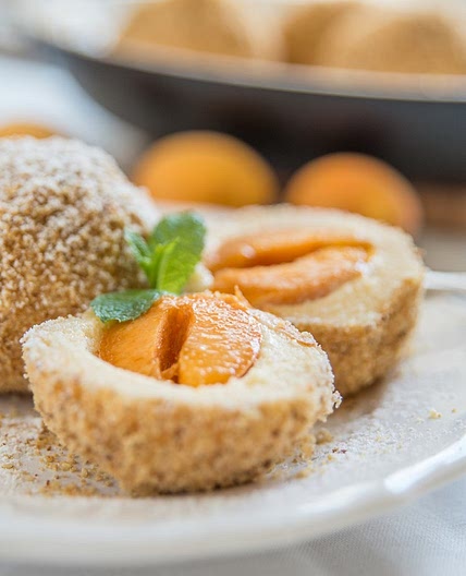 Topfenknödel mit Aprikosenfüllung