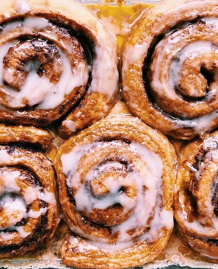 "Cinnabon" Style Chai Cinnamon Rolls