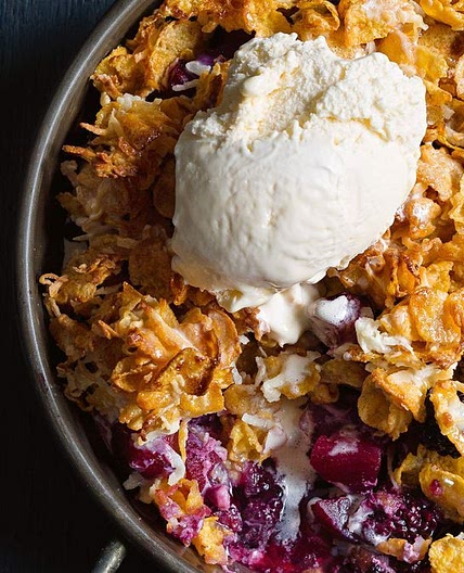 Apple and blackberry cornflake crumble