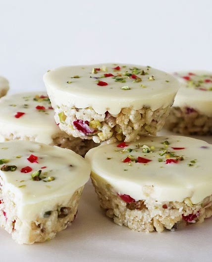 Muffin pan white Christmas crackles recipe