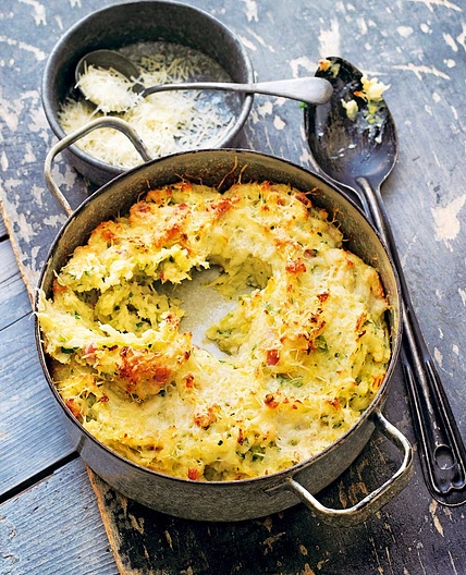 Mashed potato pie with bacon, leeks and cheese