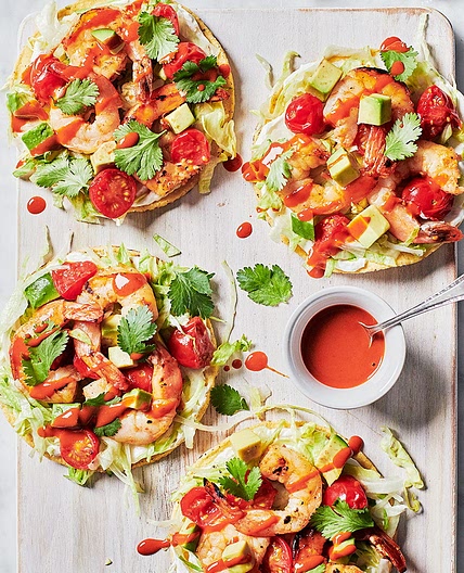 Tostadas aux crevettes et aux tomates grillées