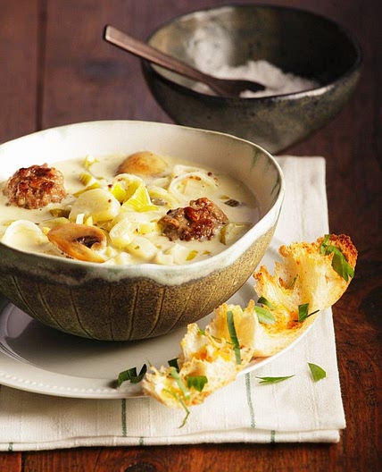 Lauchsuppe mit Käse und Fleischbällchen