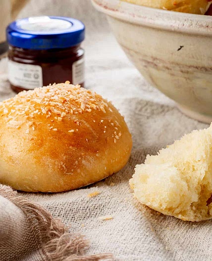 Easy Coconut Bread Rolls