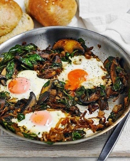 Fried eggs with spicy onions and spinach