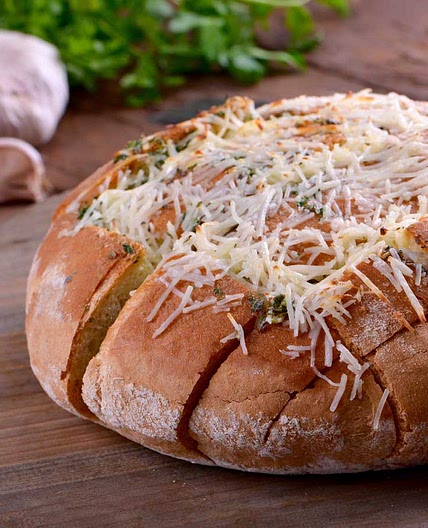 Pan de hogaza con queso y hierbas