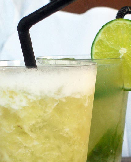 Caipirinha de saquê com limão