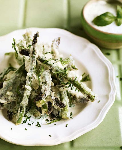 Asparagus tempura with garlic and herb sauce