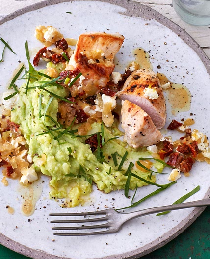 Hähnchenbrust mit Avocado-Blumenkohl-Stampf