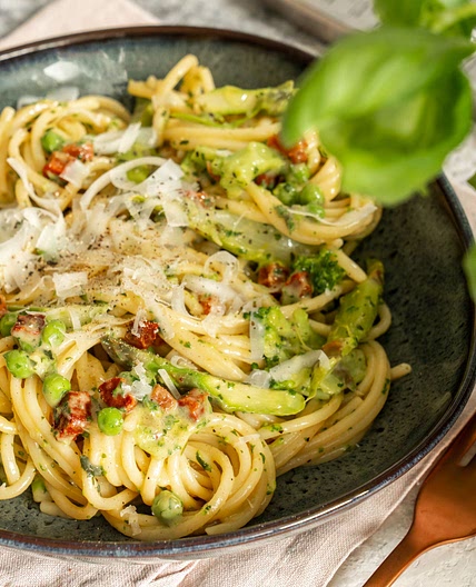 Pasta Carbonara mit grünem Gemüse