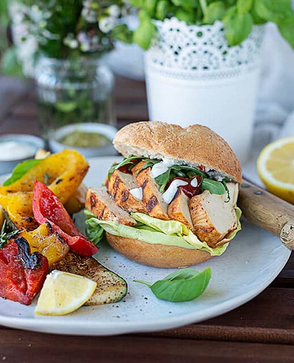 Burger mit Hühnerfilet in Ranch-Marinade auf Grillgemüse