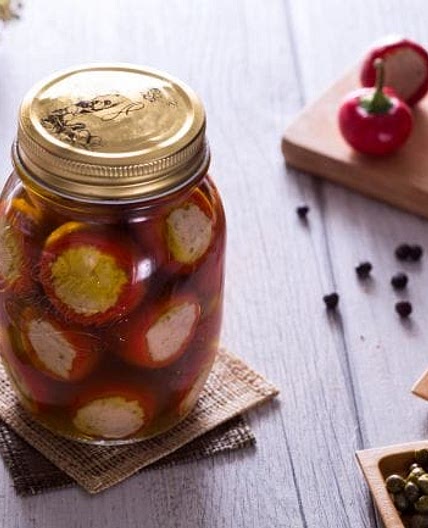 Peperoncini piccanti ripieni di tonno, alici e capperi