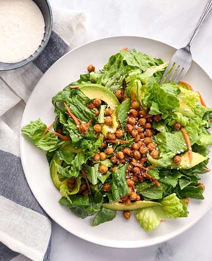 Salade repas style César aux pois chiches croustillants
