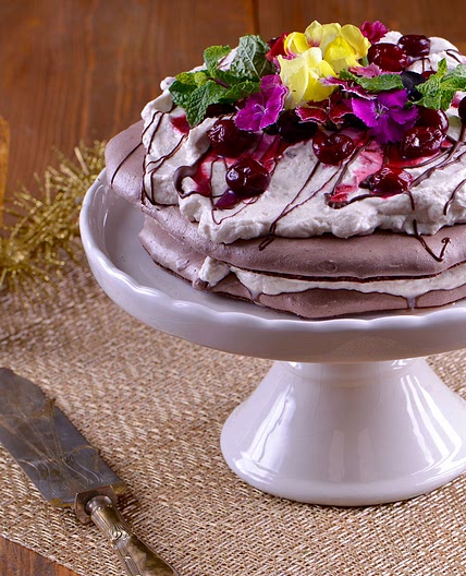 Pavlova de cacao y cerezas
