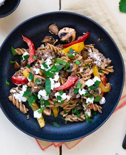 Nudel-Hackfleisch-Pfanne mit Ziegenkäse