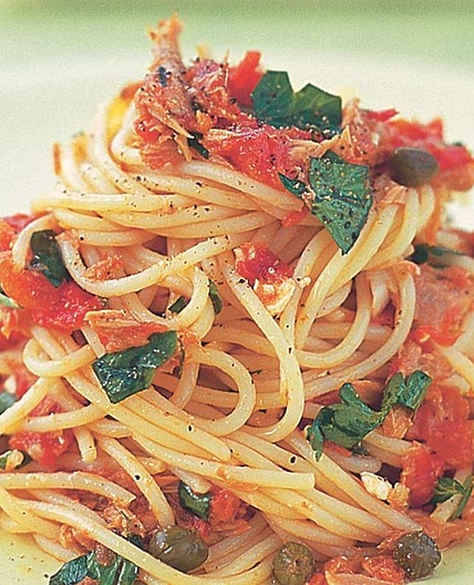 Spaghettini with tuna, capers & chilli