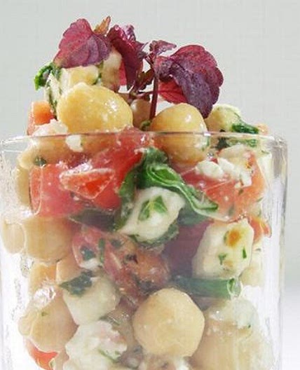 Kichererbsensalat mit Paprika und Schafskäse