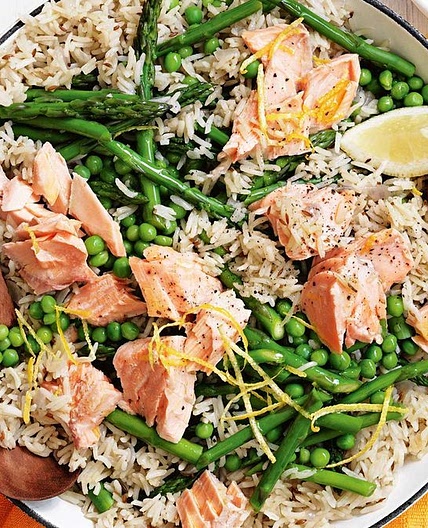 Pilaf with salmon, asparagus and peas