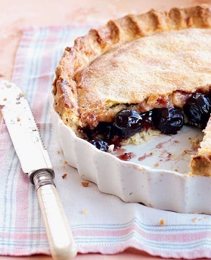 Old-fashioned fresh cherry pie