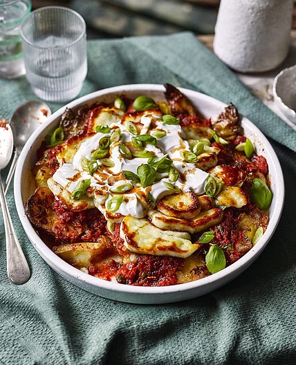 Crispy potato and halloumi bake