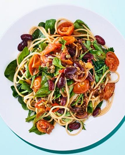 Spaghetti puttanesca with red beans & spinach
