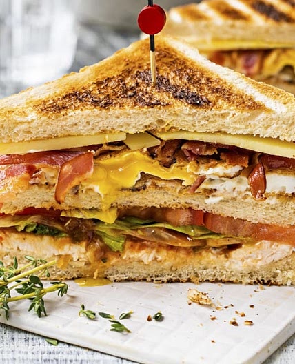 Club Sandwich mit BBQ-Sauce