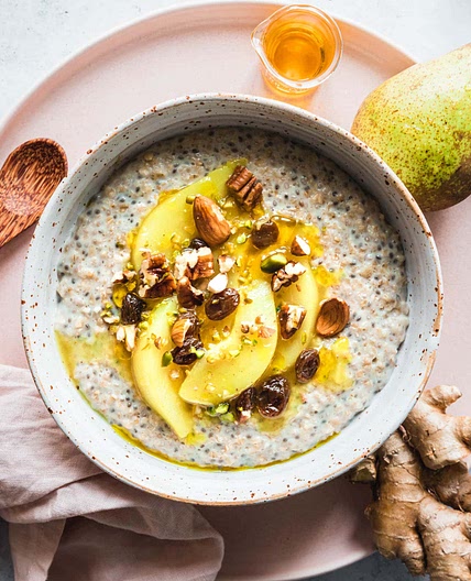 Chia-Porridge mit Kardamom-Birnen