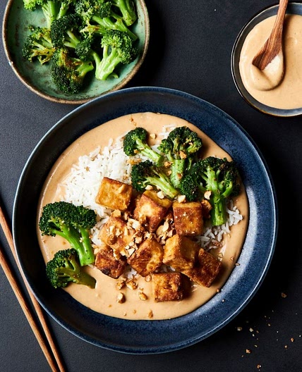 Tofu croustillant sauce coco, arachides et érable