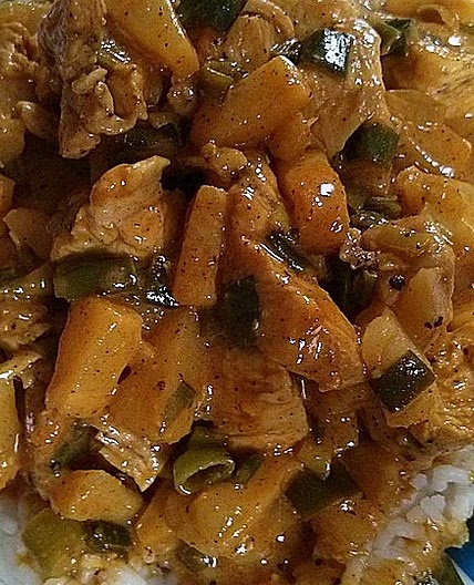 Einfaches Hähnchencurry mit Ananas und Reis