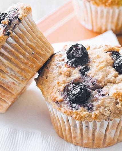 Banana berry yoghurt muffins