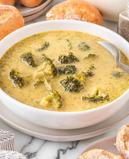Cheesy broccoli soup with white beans