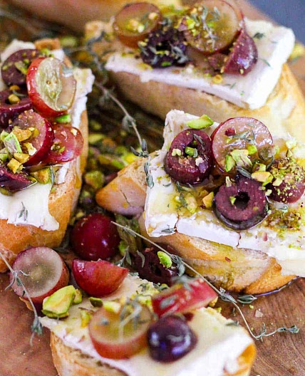 Brie and Grapes Crostini with Pistachios