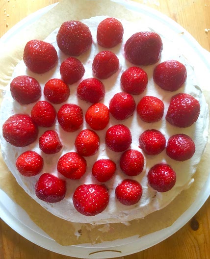 Midsommar Strawberry Cake