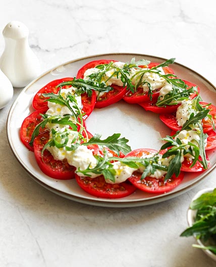 Салат с рукколой, страчателлой и помидорами