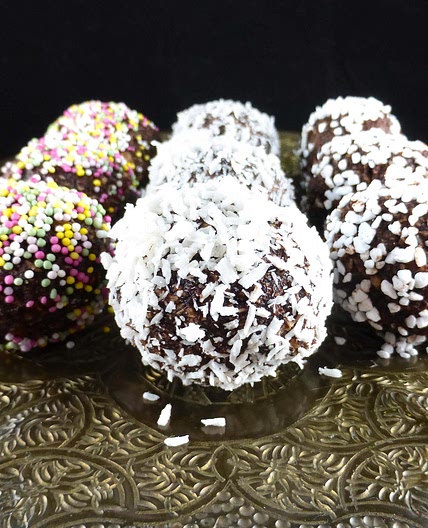 Simple Swedish Chocolate Oat Balls (Chokladbollar)