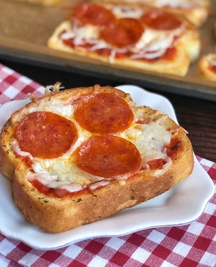 Quick & Easy Dinner Idea: Garlic Toast Pizzas