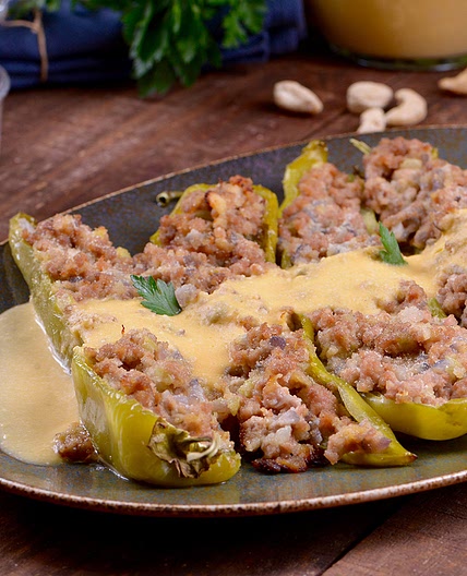 Pimientos italianos rellenos de carne con salsa de calabaza