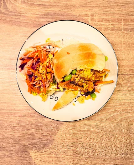 Pita au poulet, fèves de soja et mayonnaise miel-gingembre