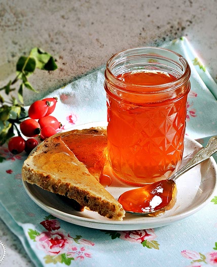 How to Make Rosehip & Apple Jelly