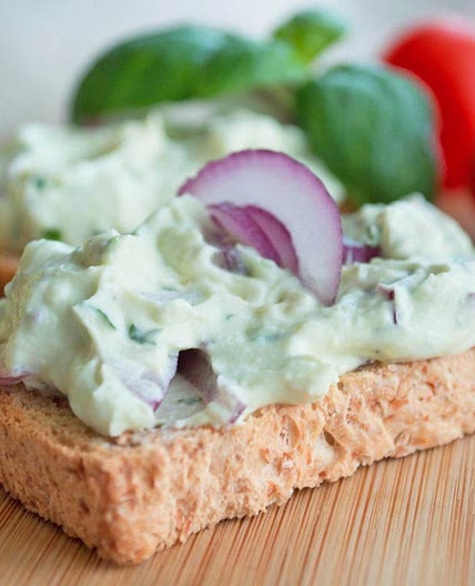 Quarkaufstrich mit Avocado und Basilikum