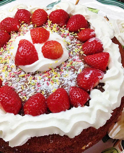 Receita de Bolo de aniversário com recheio de morango e chantilly