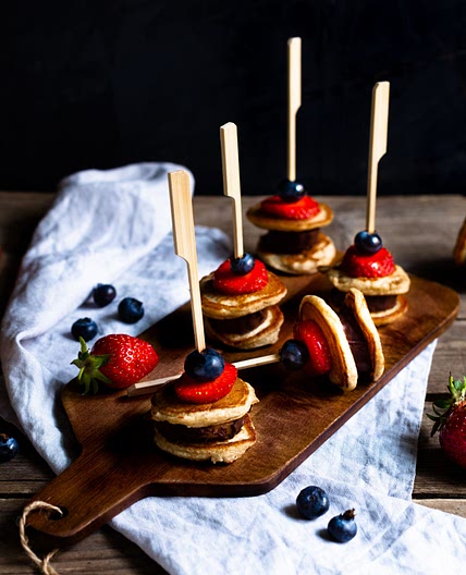 Pancake-Spieße mit Früchten