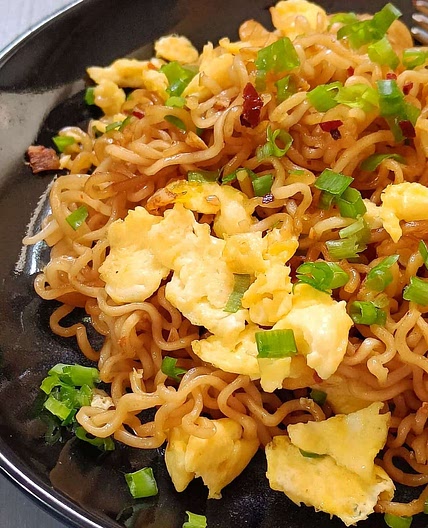 Ramen Scrambled Eggs (Easy Breakfast Recipe)