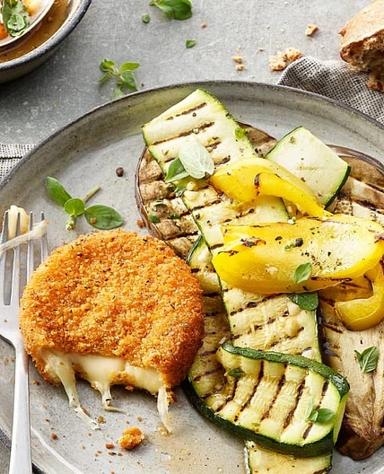 Grillierter Gemüsesalat mit paniertem Grillkäse
