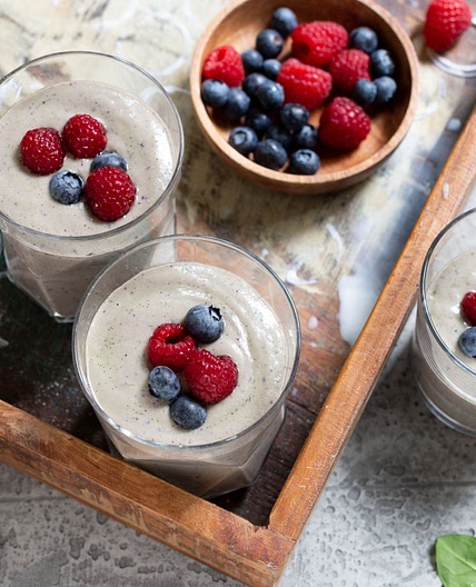 Beeriger Tofu-Proteinshake mit Mango