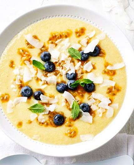 Tropical smoothie bowl