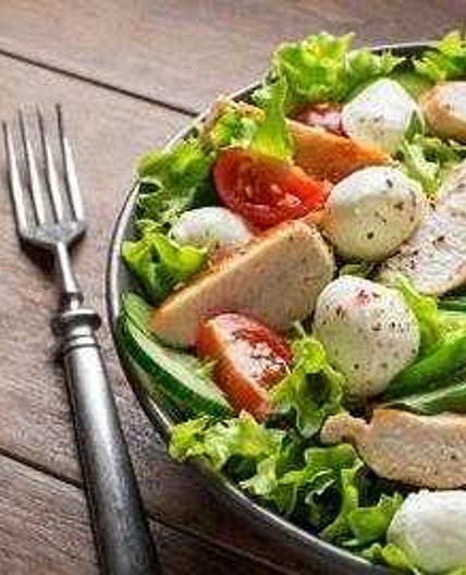 Ensalada verde con pavo, tomate y mozzarella | Reto 28