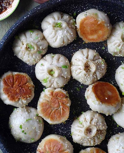 Sheng Jian Bao: Pan-fried pork buns (生煎包)